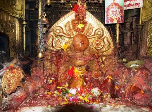 Those who always want Lakshmi to stay at home should keep these idols and statues