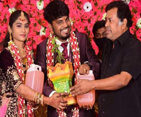 Tamil comedian Mayilsamy gives petrol as wedding gift to couple
