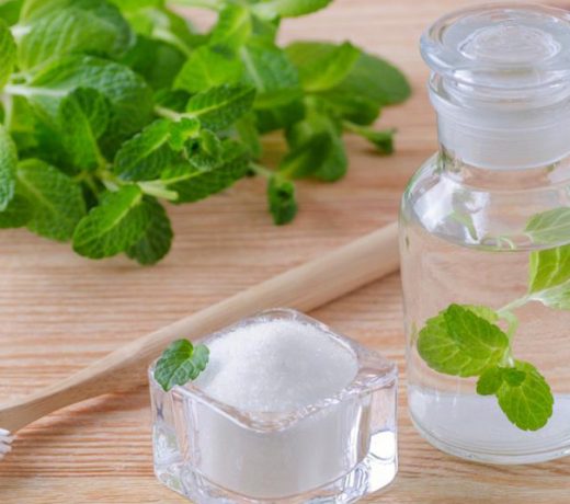 A simple method of cleaning teeth at home