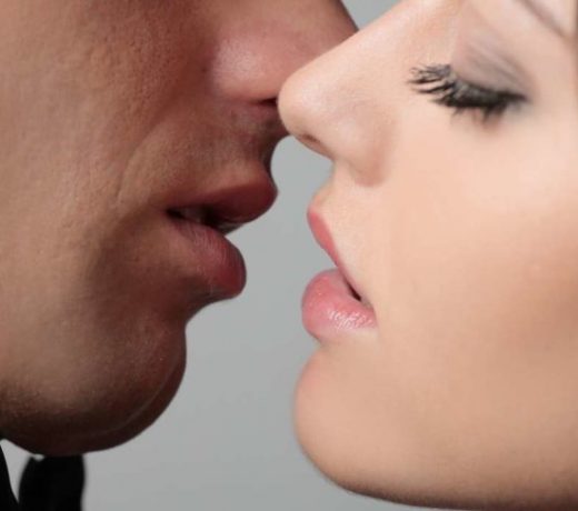 4 लड़कों ने अपने ही दोस्त और गर्लफ्रेंड के फिजिकल रिलेशन को फिल्माकर सबका दिमाग उड़ा दिया !