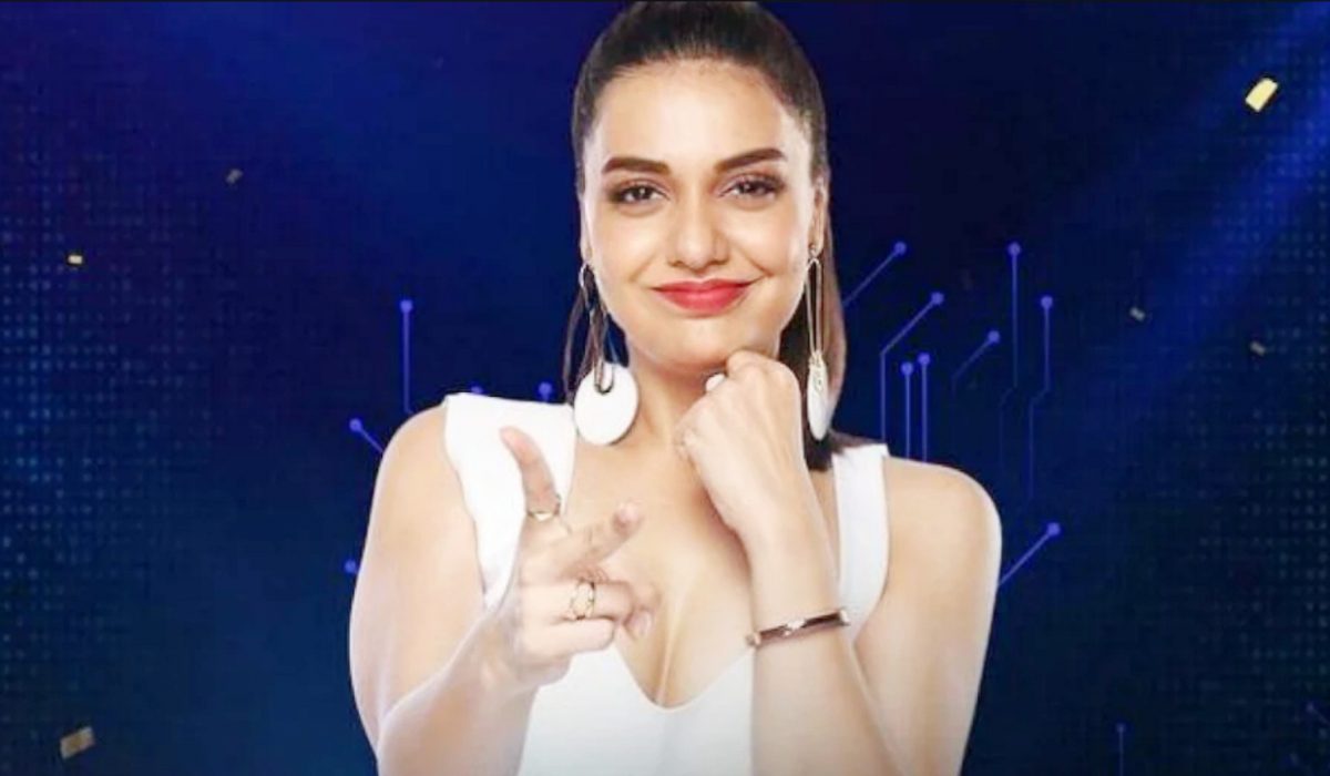 Divya Agarwal ने जीती Bigg Boss OTT ट्रॉफी: 37 लाख रुपये का इनाम !