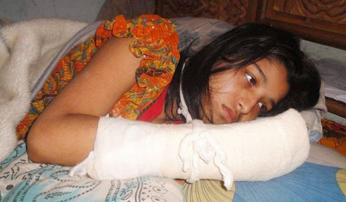 पत्नी की डिग्री से ईर्ष्या करने पर अनपढ़ पति ने छीन ली सभी उंगलियाँ