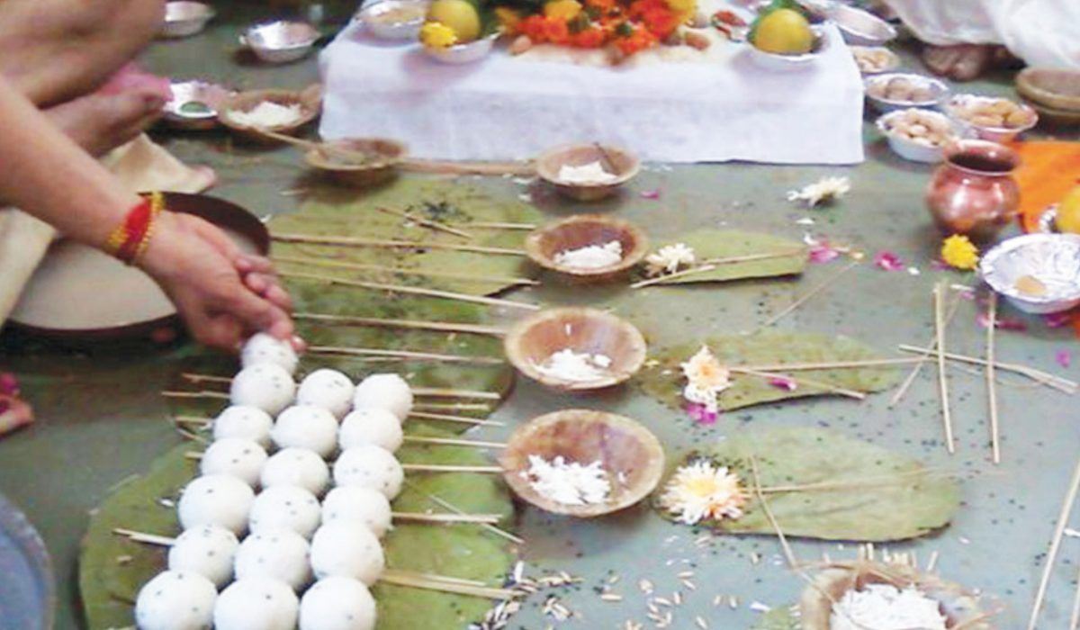 पितृपक्ष में की गईं ये गलतियां आपके पूर्वजों को कर सकती हैं नाराज, आती हैं मुसीबतें -shradh mistakes that provoke the wrath of ancestors