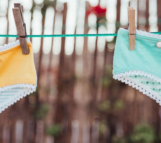 पड़ोसी ने पति को उत्तेजना के लिए underwear सुखाने का मामला पुलिस में शिकायत की