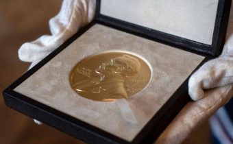 The medal to be presented to Nobel Laureate in Physics Roger Penrose by the Swedish ambassador to the UK Torbjorn Sohlstrom, is displayed before the ceremony at the ambassador's residence in London on December 8, 2020. - Adjusting to a world where travel is hampered by the pandemic, this year's Nobel laureates will receive their prizes at home this week following the cancellation of the traditional Stockholm and Oslo ceremonies. (Photo by Niklas HALLE'N / POOL / AFP)