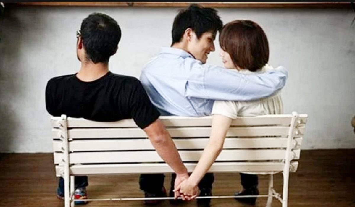 बेवफा पत्नी : मेरी पत्नी मेरे सहकर्मी के साथ… मैं अब मैं क्या करूँ