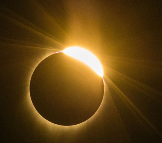 आ रहा है चंद्र ग्रहण: इन राशियों को होती है परेशानी, बचने के लिए करें ये काम