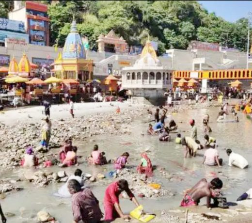 हरिद्वार पहुंचकर श्रद्धालुओं को लगा करारा झटका : गंगा नदी अचानक सूख गई, यह है वजह