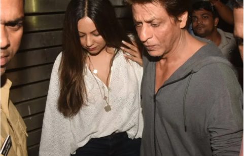 Shahrukh and Gauri are unable to sleep after their son's arrest