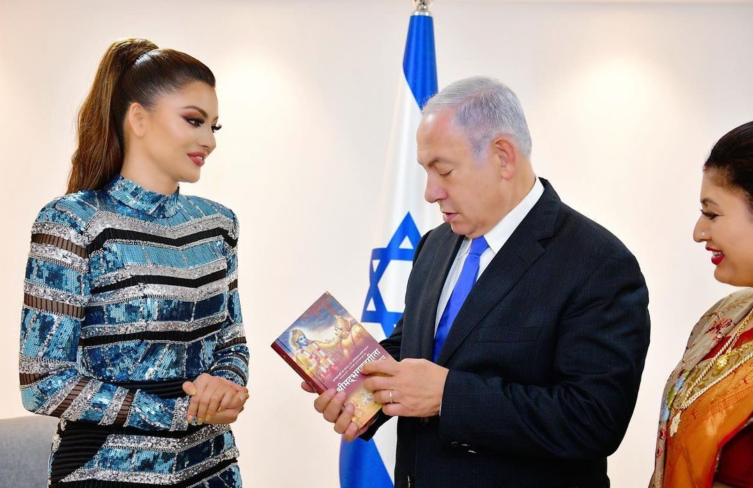 पूर्व इजराइली PM ने सीखी हिंदी:नेतन्याहू से मिलने पहुंची एक्ट्रेस उर्वशी रौतेला ने सिखाई अपनी भाषा, ‘भगवद् गीता’ भी गिफ्ट की