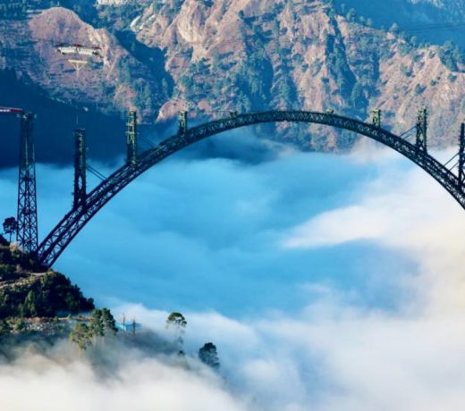 बादल नीचे, पुल ऊपर !! रेलवे ने बनाया दुनिया का सबसे ऊंचा पुल, तस्वीर देखकर कहते हैं OMG