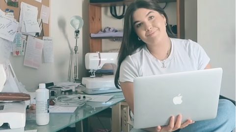 This girl started business by borrowing Rs 2500 for time pass, now earns up to 12 lakhs a day