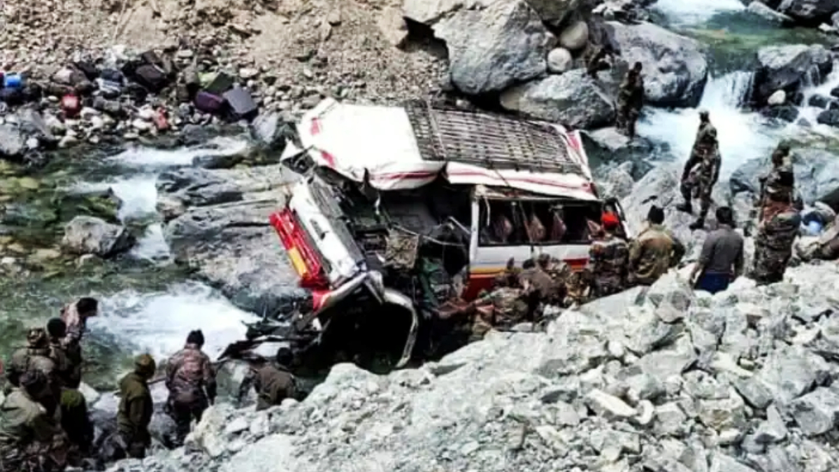 Ladakh Indian Army Accident: लद्दाख के तुरतुक में सेना की गाड़ी श्योक नदी में गिरी, 7 सैनिकों की मौत