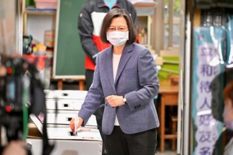 Taiwan leader Tsai quits