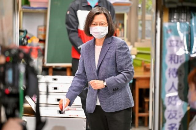 Taiwan leader Tsai quits