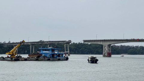 ship hits bridge in south China
