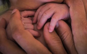 समय से पहले जन्म क्यों होता है? जानिए समयपूर्व बच्चे की चुनौतियाँ और जोखिम